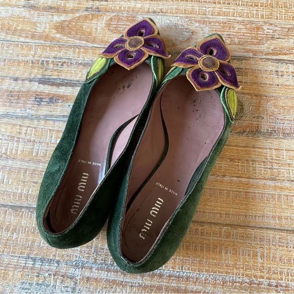 MIU MIU Suede Floral Low Heel Pumps Flower Appliqué Pointy Toe Sz 36.5 - Picture 7 of 11
